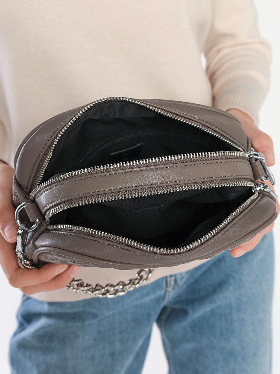 Сумка кроссбоди-мини серого цвета с декоративной строчкой